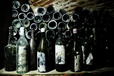 vecteezy_very-ancient-bottles-of-wine-lies-in-retro-dark-cellar_5373575_600x400_400x267